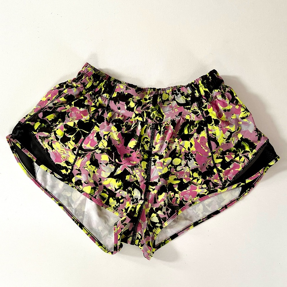 Lululemon Hotty Hot low-rise 2.5” Inflected highlight yellow multi/black Sz 6
